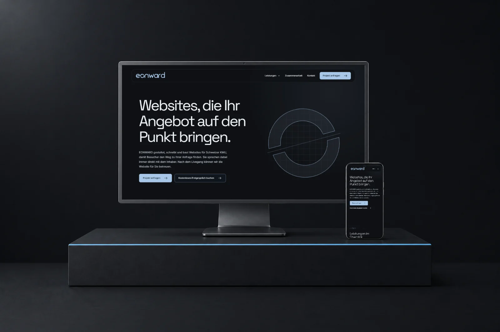 Die Website von EONWARD auf einem Monitor und einem Smartphone